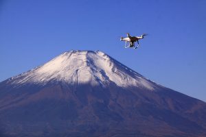 富士山をバックに勇壮に飛ぶ愛機「ゴリちゃん」号です。